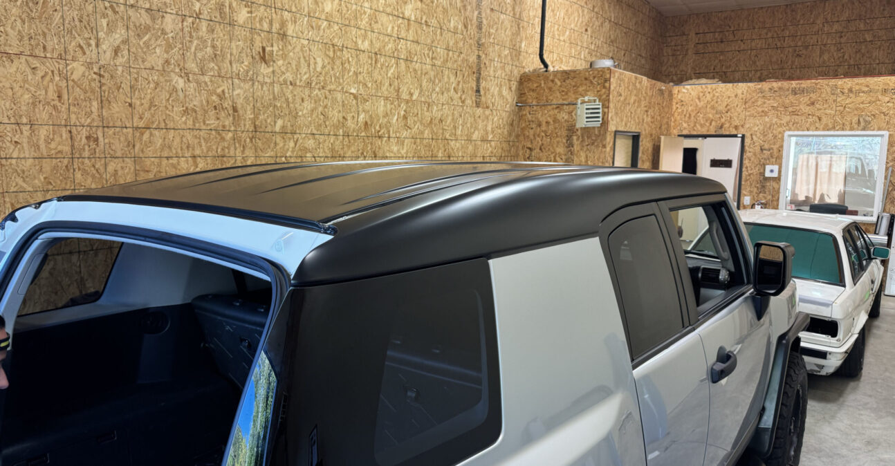 The original roof of this FJ cruiser is white. The 2 tone look didn't match the gloss black accents.